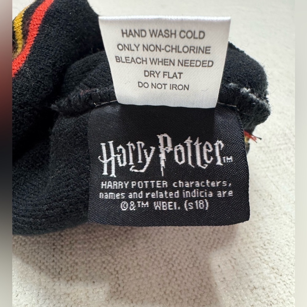 NWOT Hogwarts Crest Knit Beanie Winter Hat Pom Harry Potter Striped - Picture 3 of 3